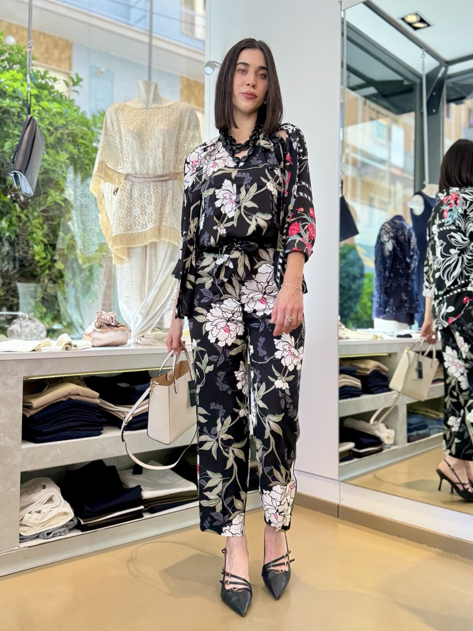 Camicia in viscosa stampata con fondo nero