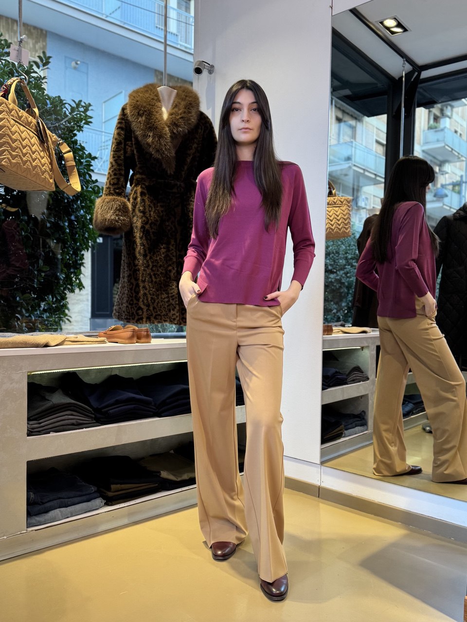 Crew-neck jumper with side vents