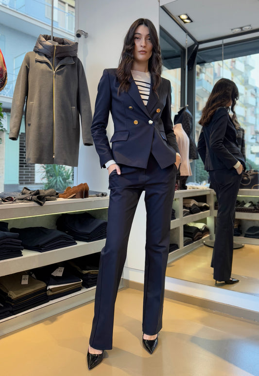 Tailleur pantalone blu elegante e versatile