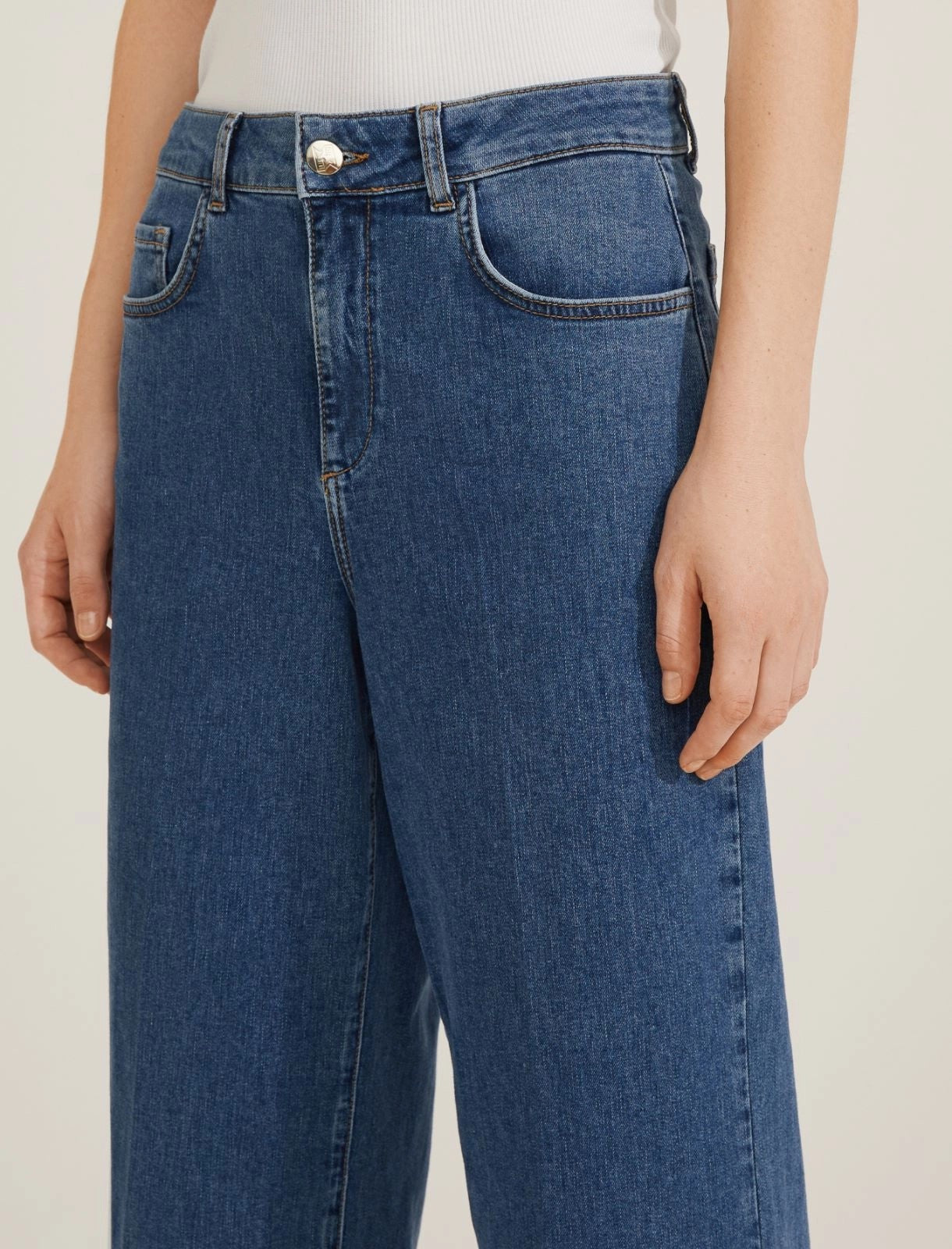 Jeans a trombetta con orlo impunturato