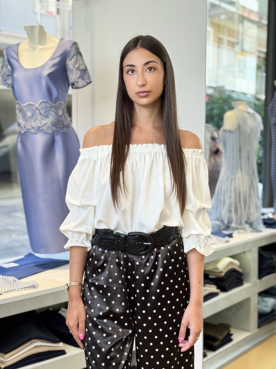 Camicia bianca con scollatura sulle spalle