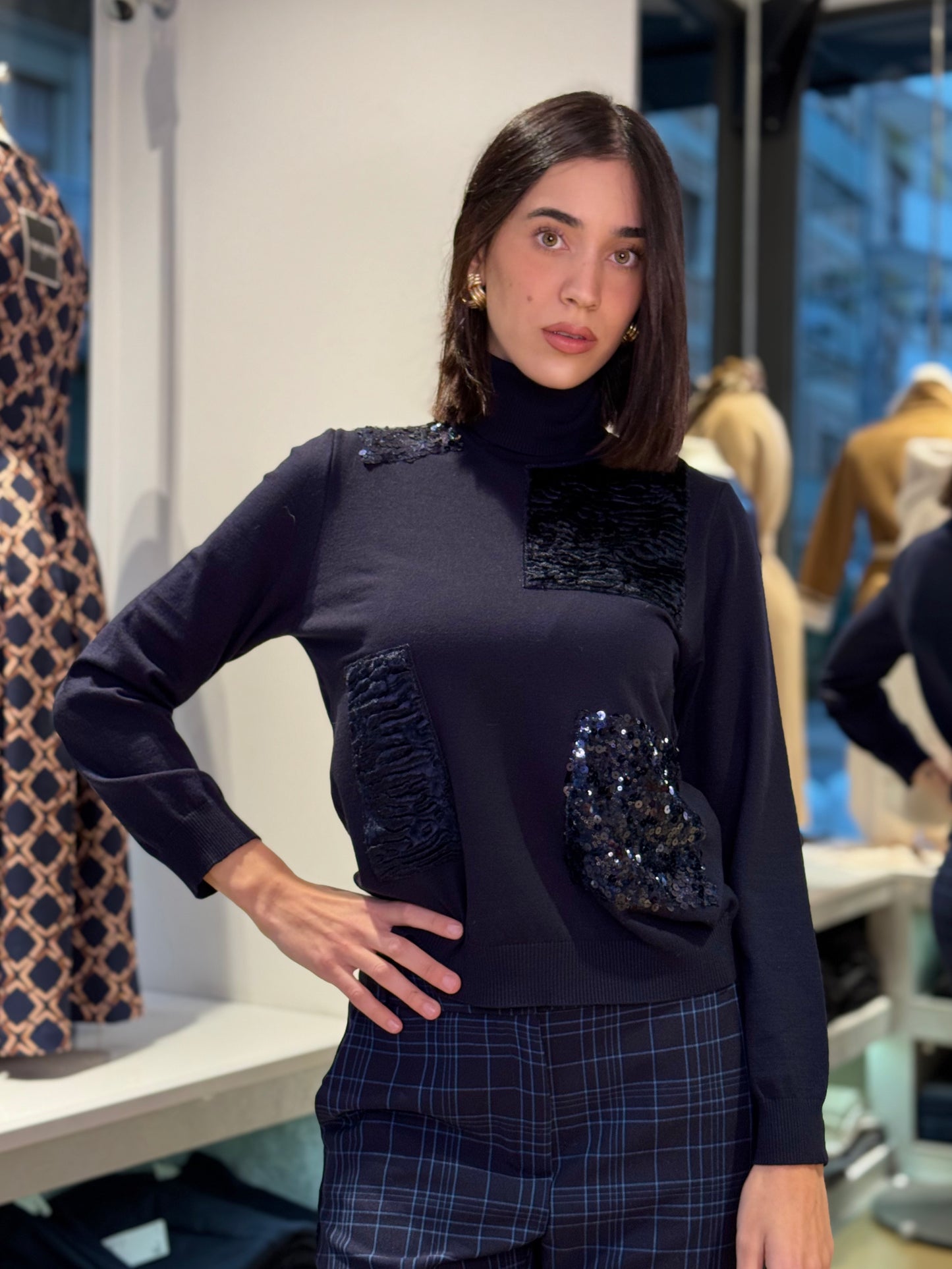 Maglia a collo alto con applicazioni