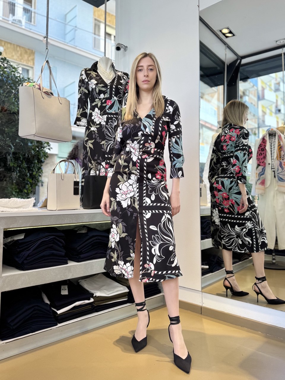 Abito midi in viscosa fantasia floreale su sfondo nero – Emme Marella