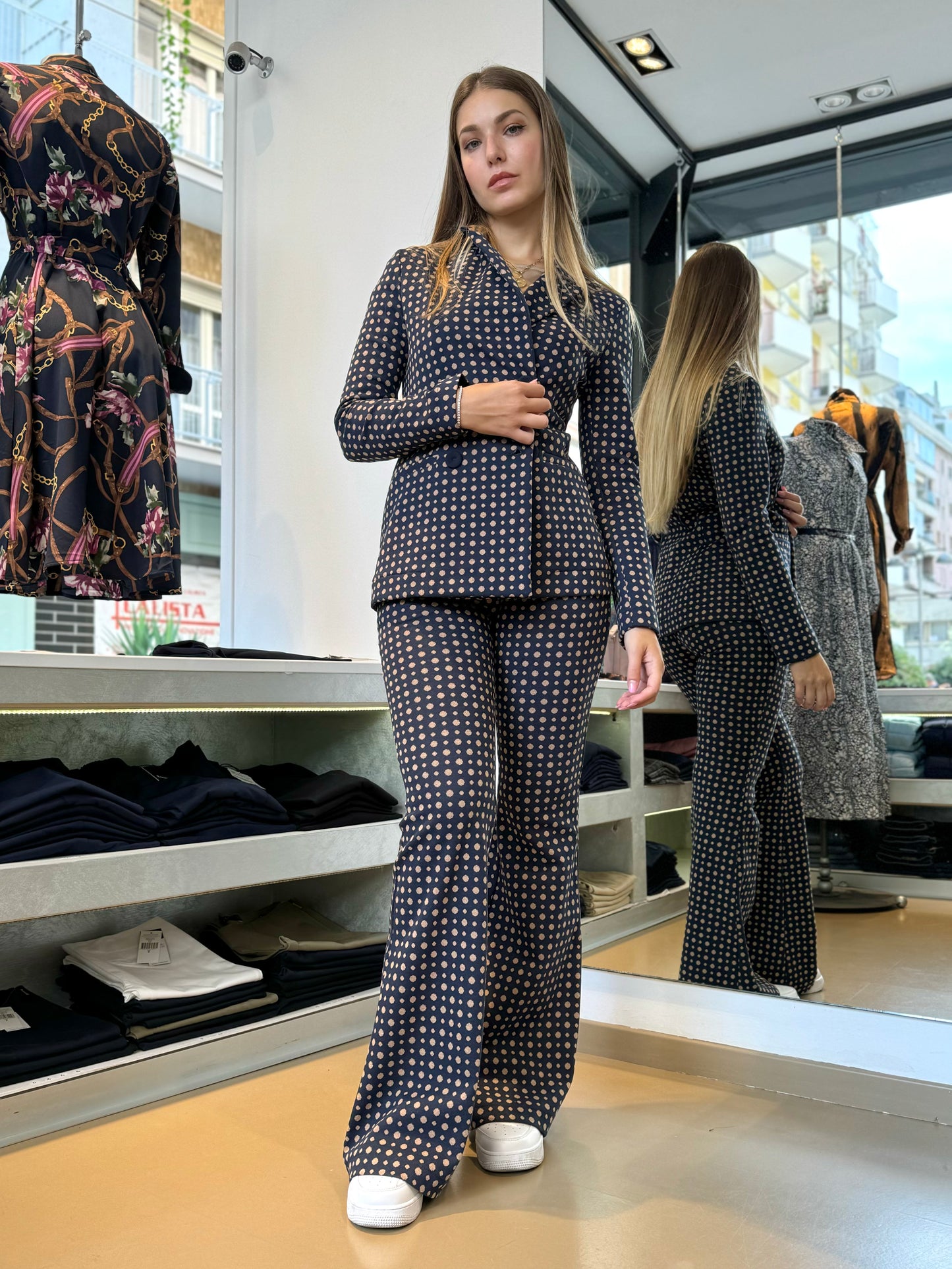 Pantaloni a zampa elasticizzati in stampa pois
