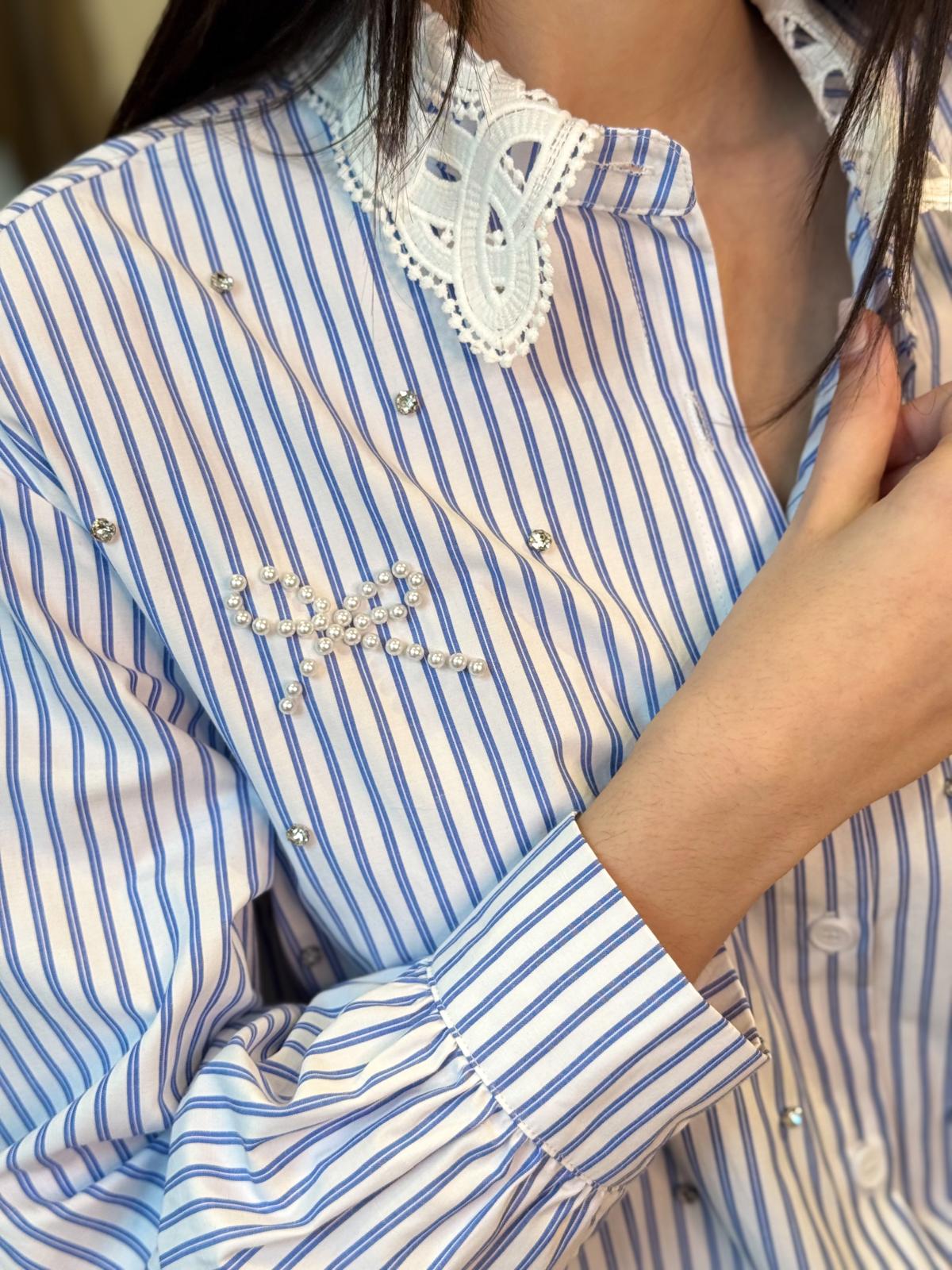 Camicia a righe con collo di pizzo