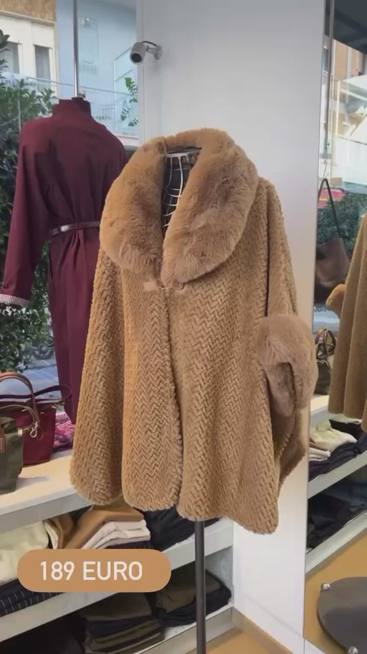 Mantella Elegante in Eco-Pelliccia Zig Zag - Cammello o Nera