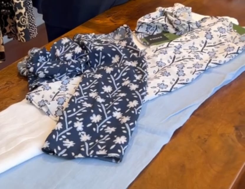 Blusa a girocollo in viscosa con sfondo bianco