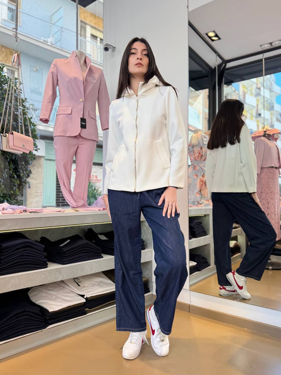 Giacca bianca in tessuto tecnico con cappuccio staccabile