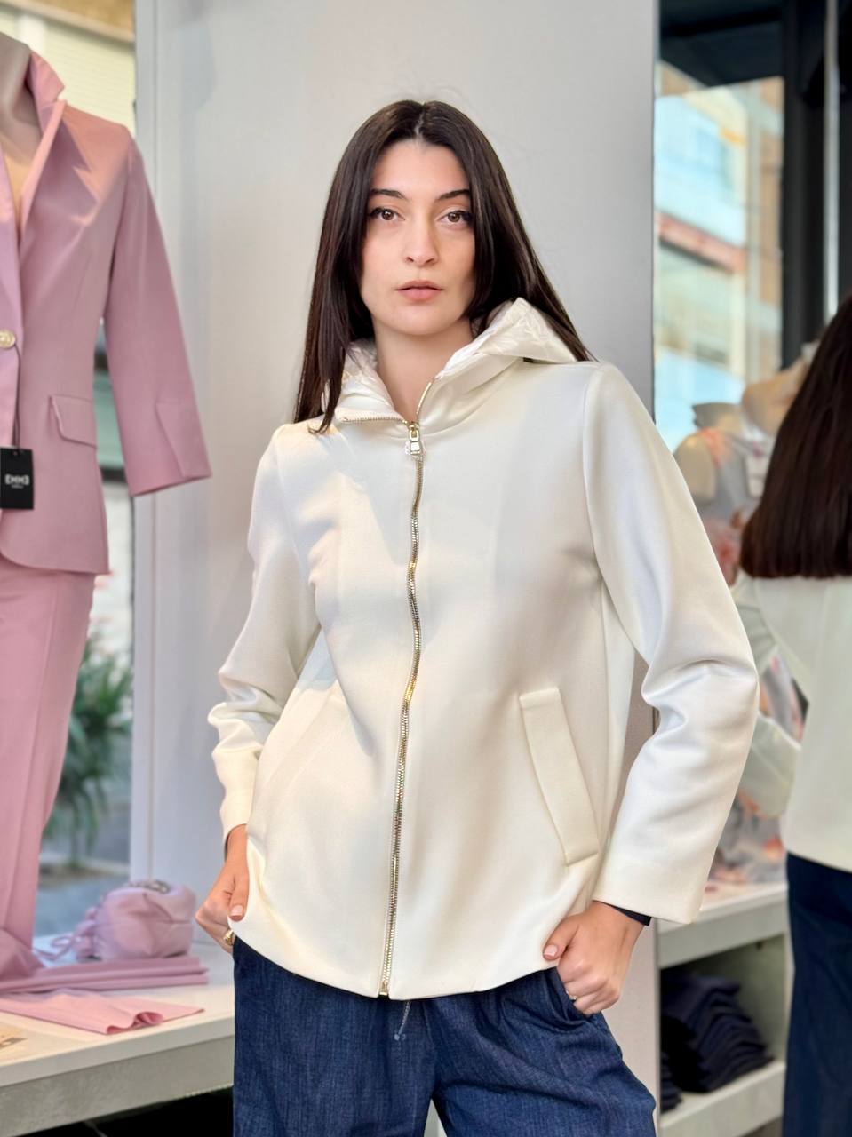Giacca bianca in tessuto tecnico con cappuccio staccabile