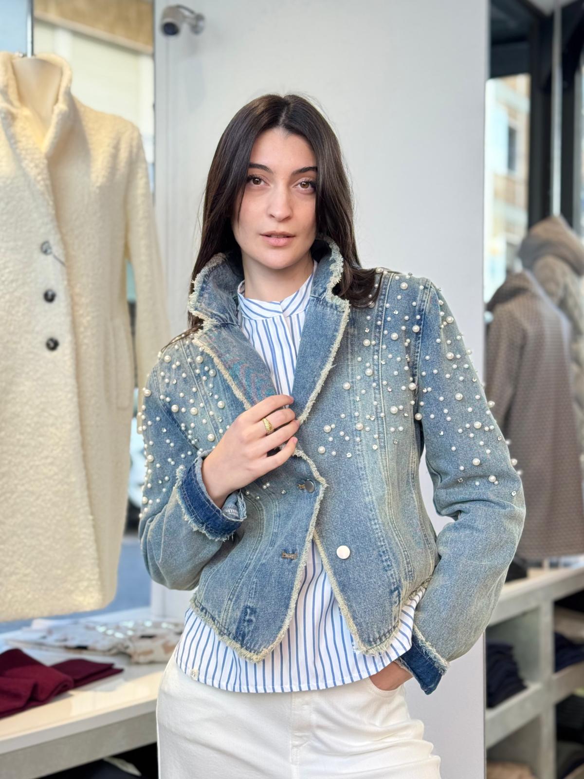 Giacca in denim con applicazioni