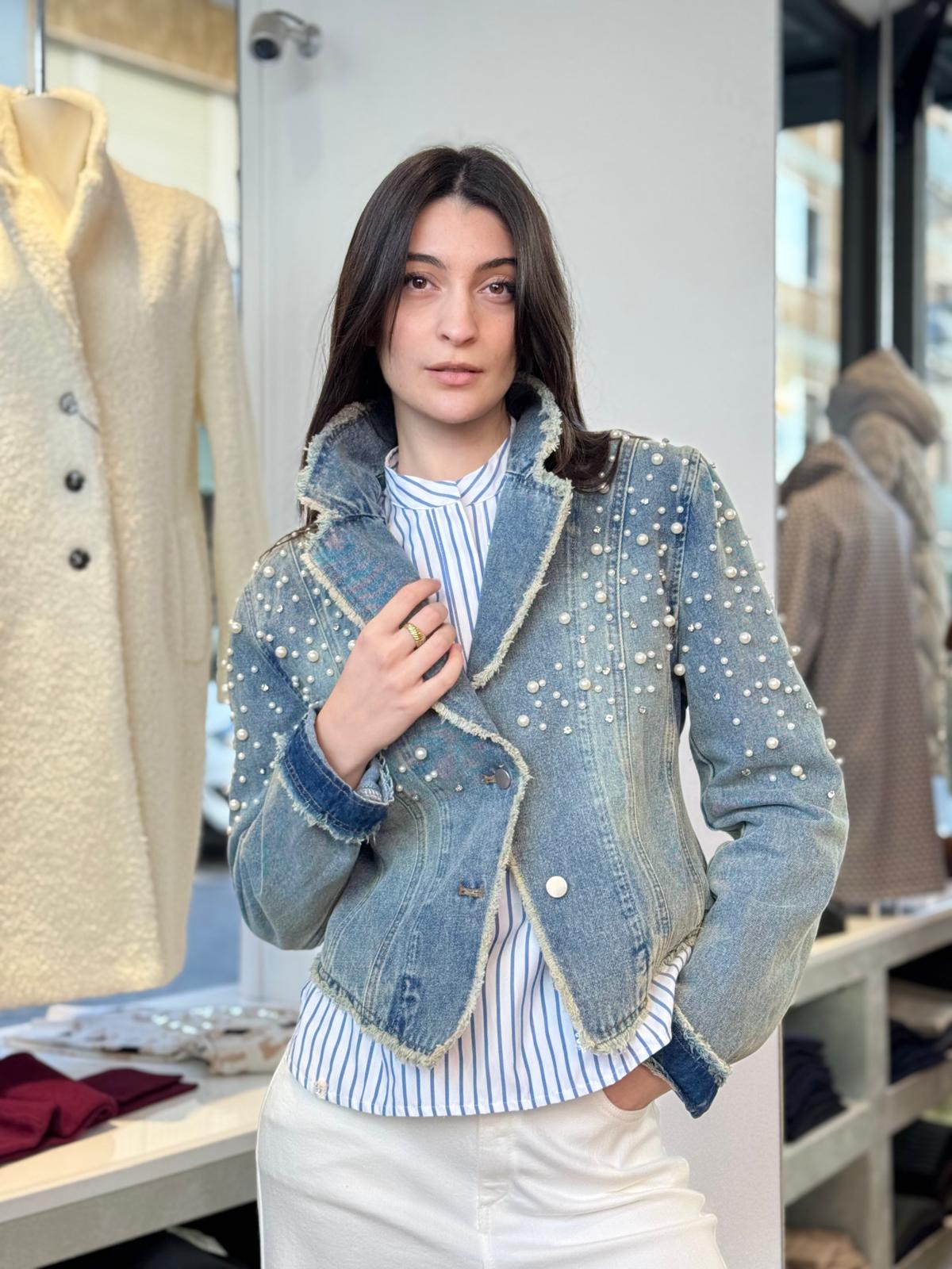 Giacca in denim con applicazioni