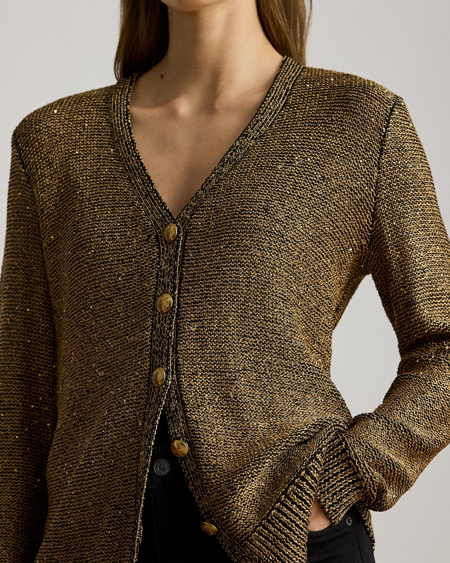 Cardigan in maglia oro con filamenti neri e bottoni dorati