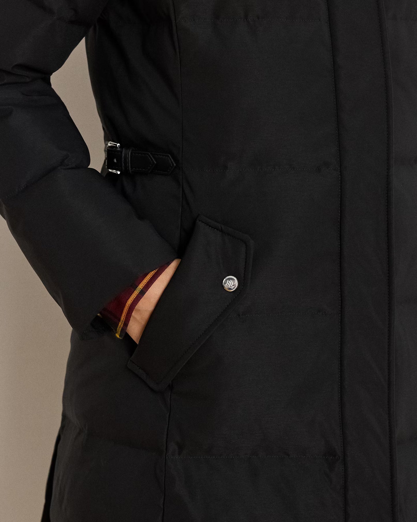Piumino nero con profili in pelle vegana