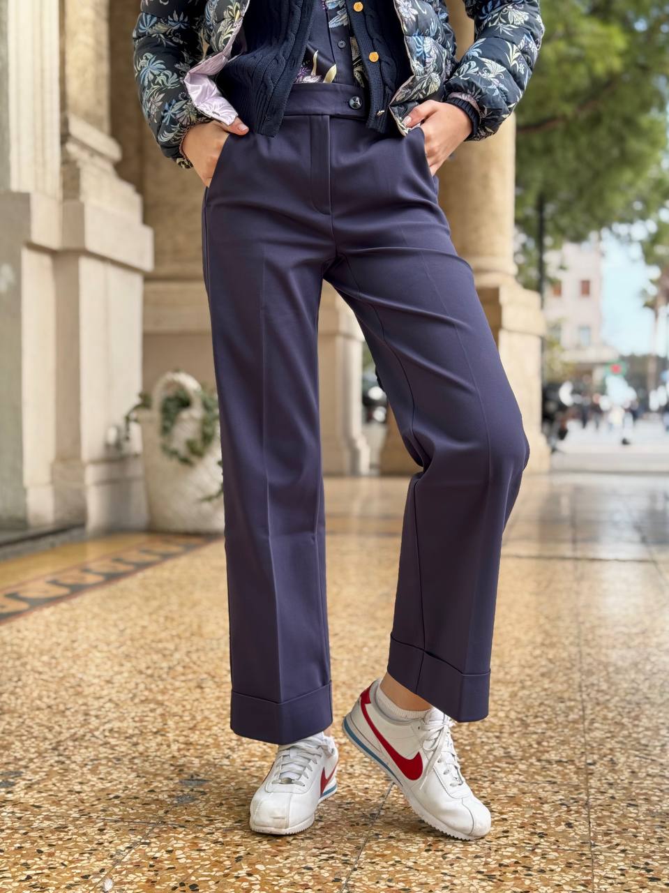 Pantaloni blu in tessuto tecnico con risvolto