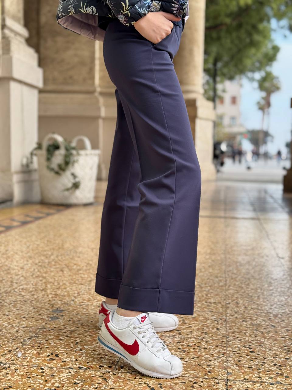 Pantaloni blu in tessuto tecnico con risvolto