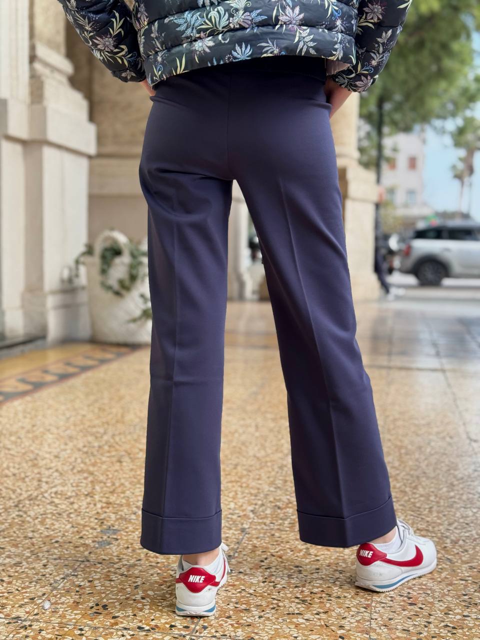 Pantaloni blu in tessuto tecnico con risvolto