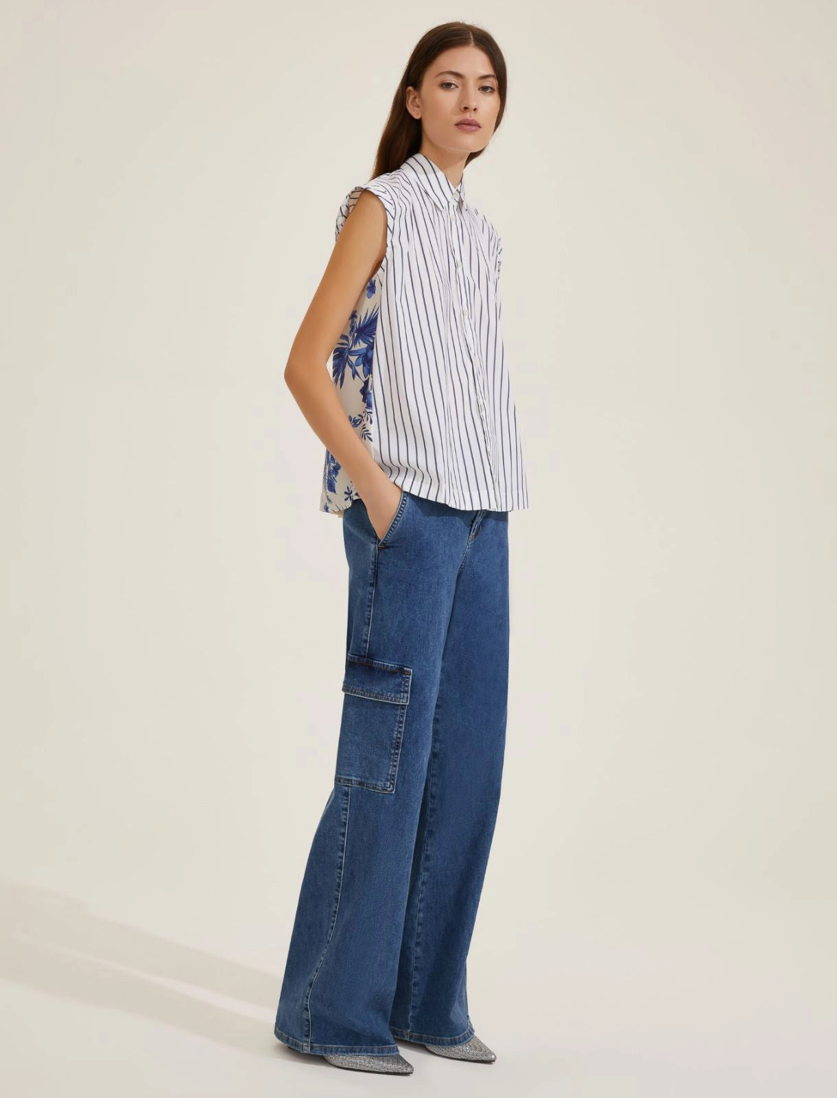 Camicia smanicata con stampe a contrasto