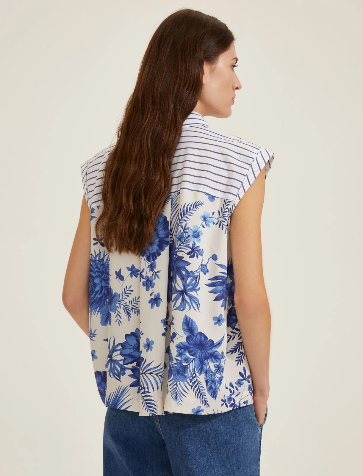 Camicia smanicata con stampe a contrasto