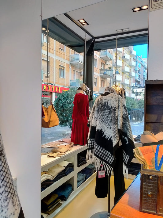 Mantella Bicolore con Frange - Stile Invernale Distintivo