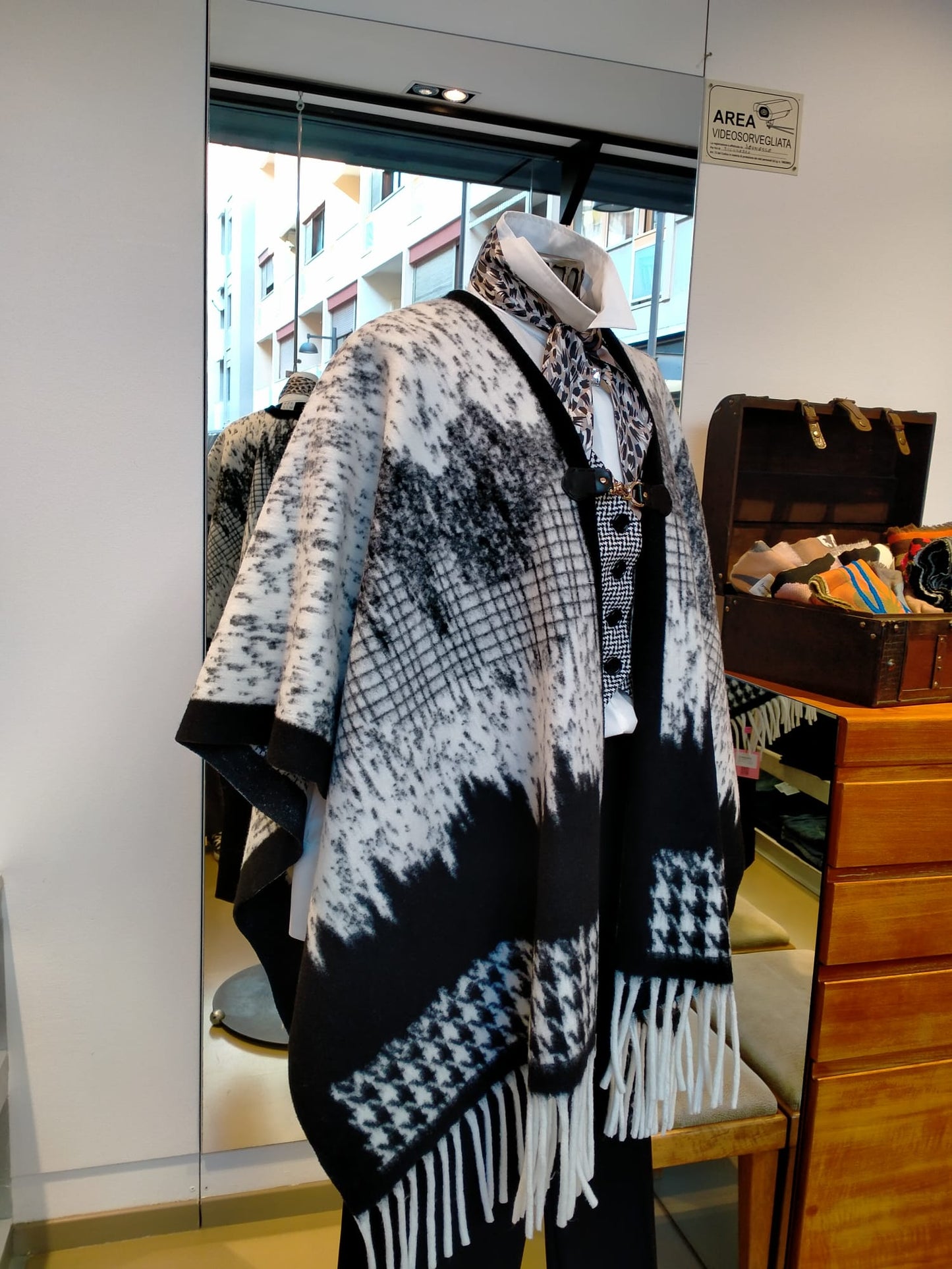 Mantella Bicolore con Frange - Stile Invernale Distintivo