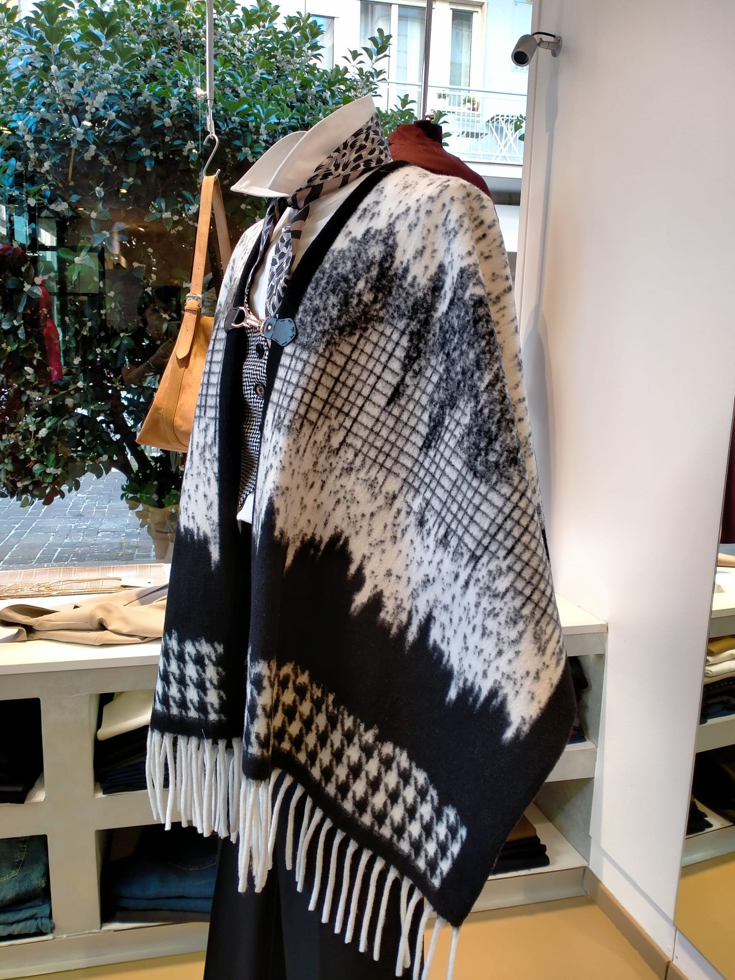 Mantella Bicolore con Frange - Stile Invernale Distintivo