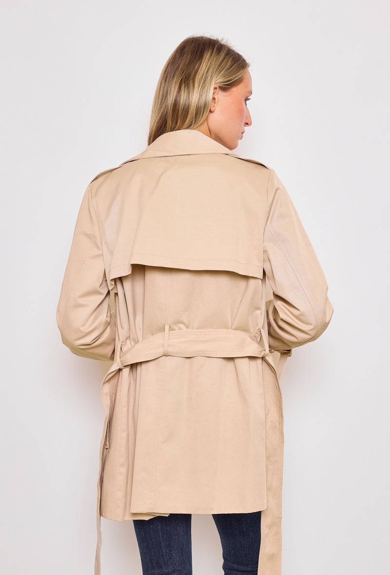 Trench corto con cintura beige o blu