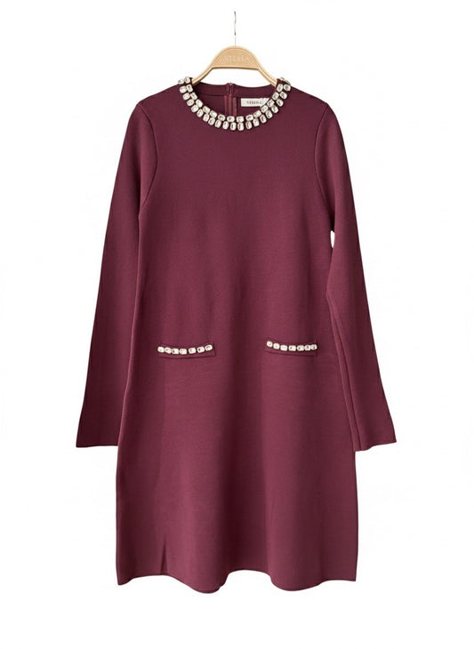 Abito in maglia larga con scollo decorato