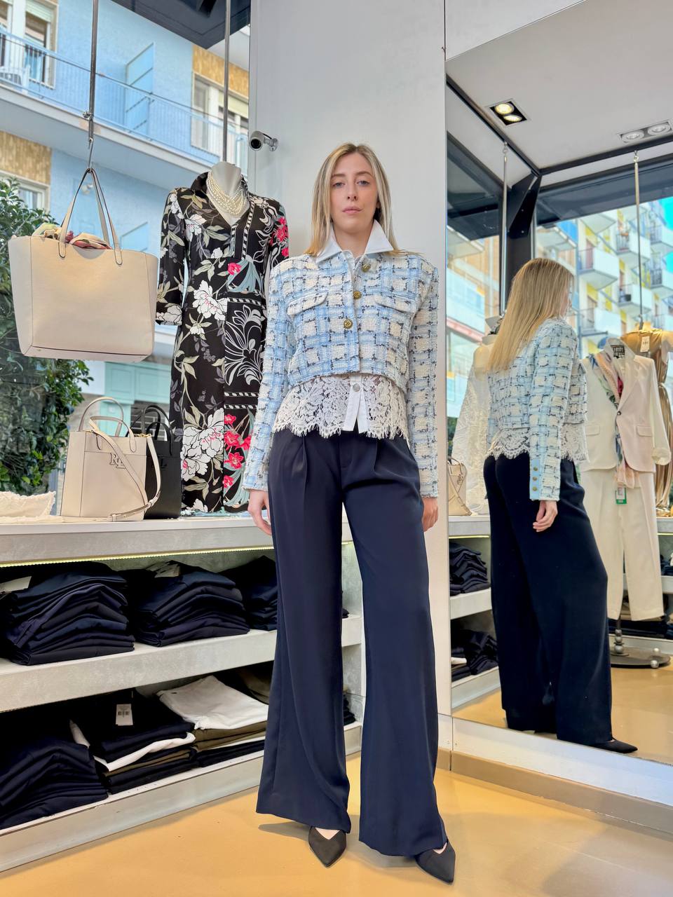 Giacca corta in tweed celeste e bianca