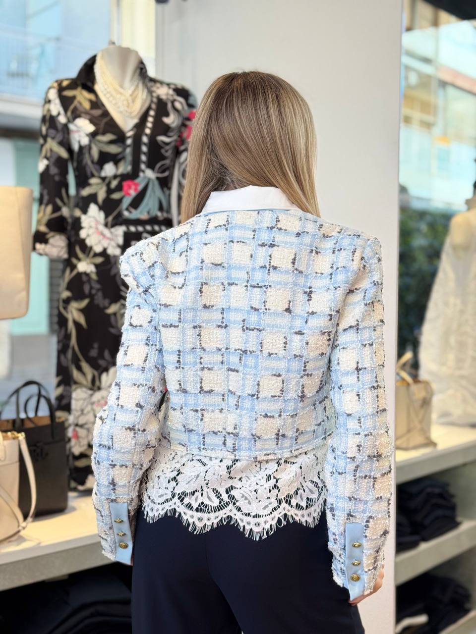 Giacca corta in tweed celeste e bianca