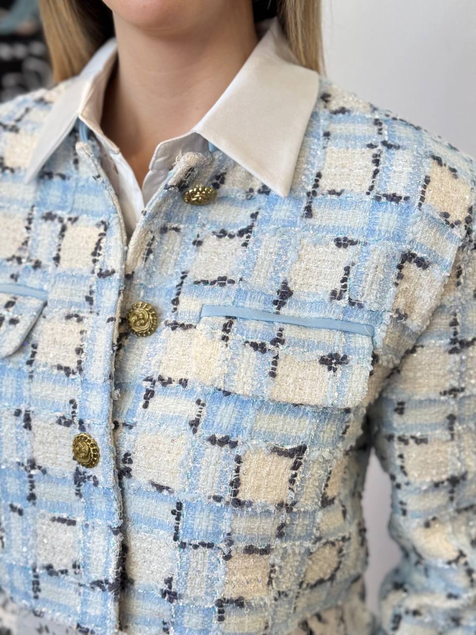 Giacca corta in tweed celeste e bianca