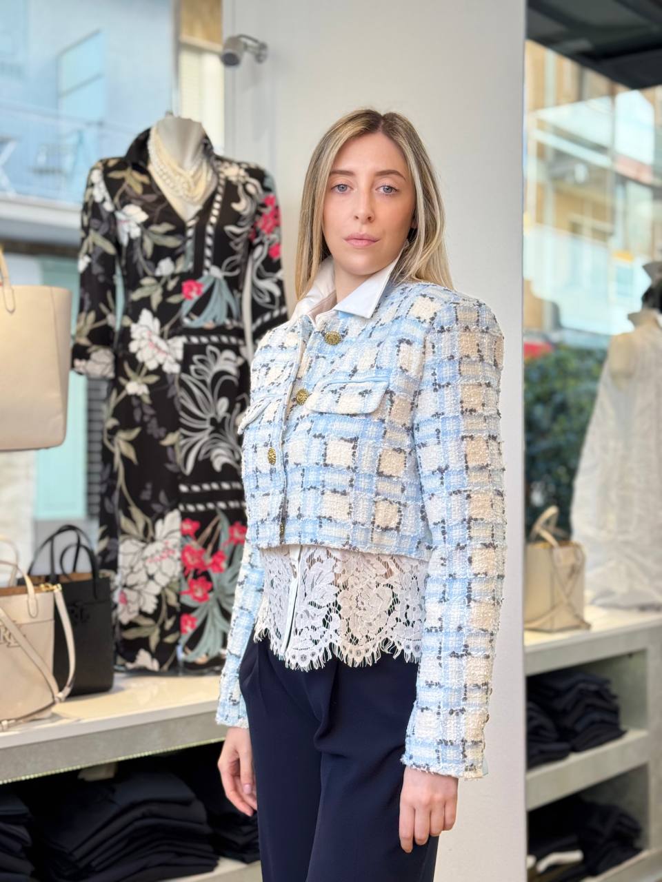 Giacca corta in tweed celeste e bianca