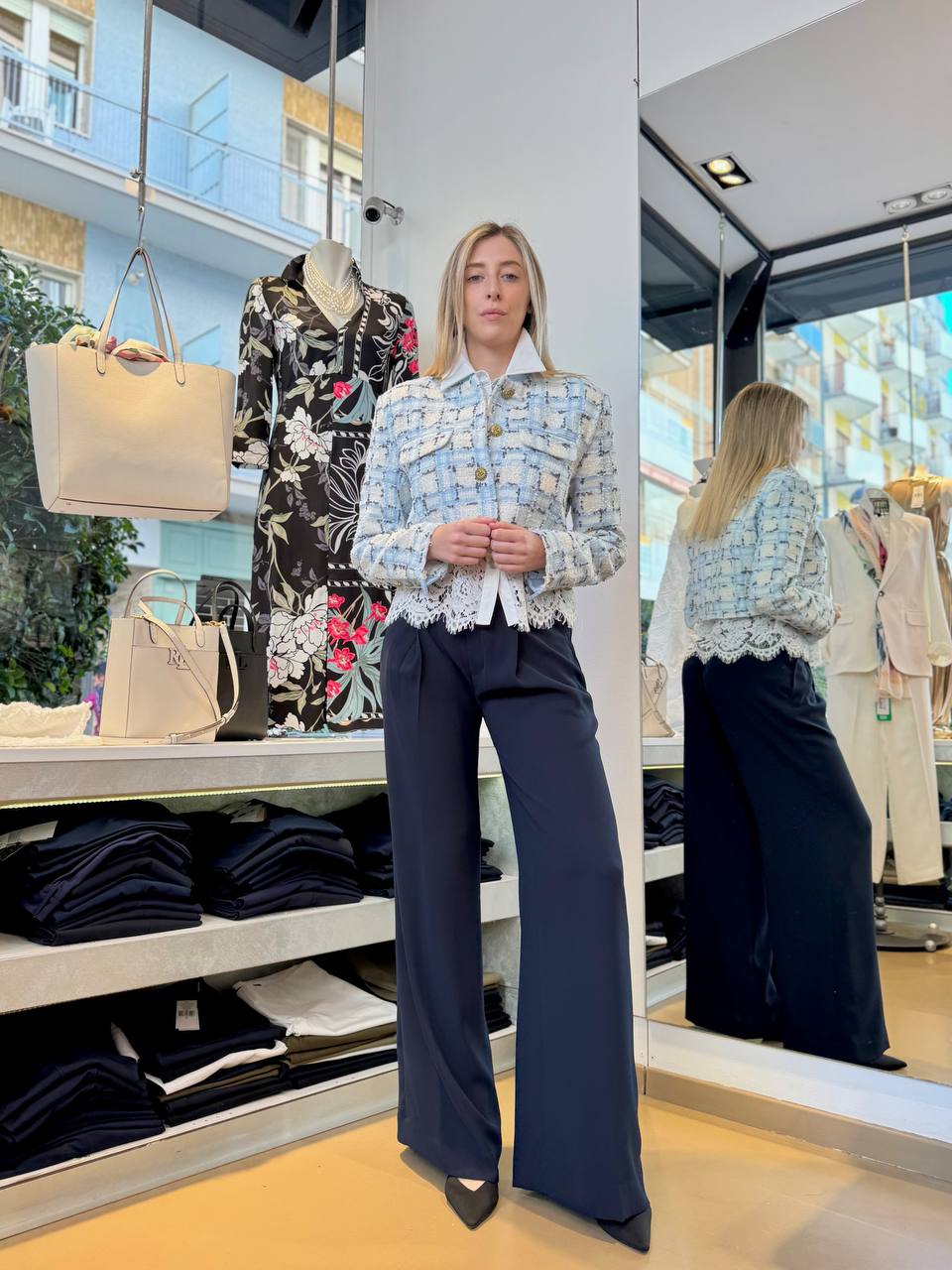 Giacca corta in tweed celeste e bianca