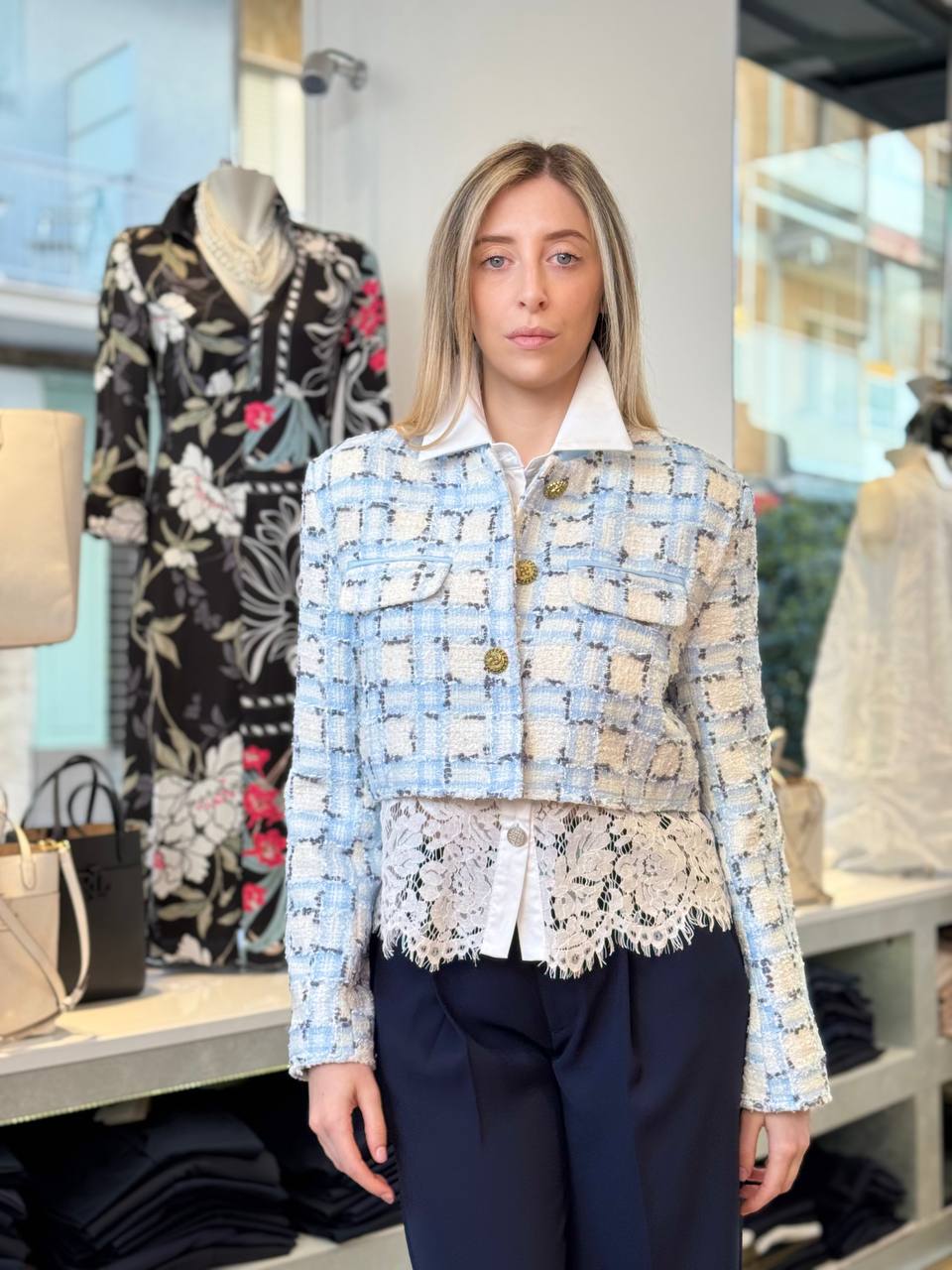 Giacca corta in tweed celeste e bianca