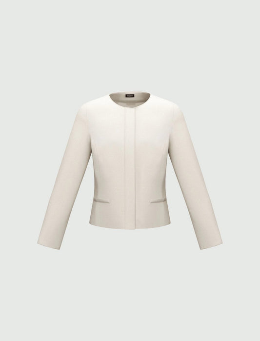 Giacchina bianca dal taglio sartoriale e silhouette sfiancata