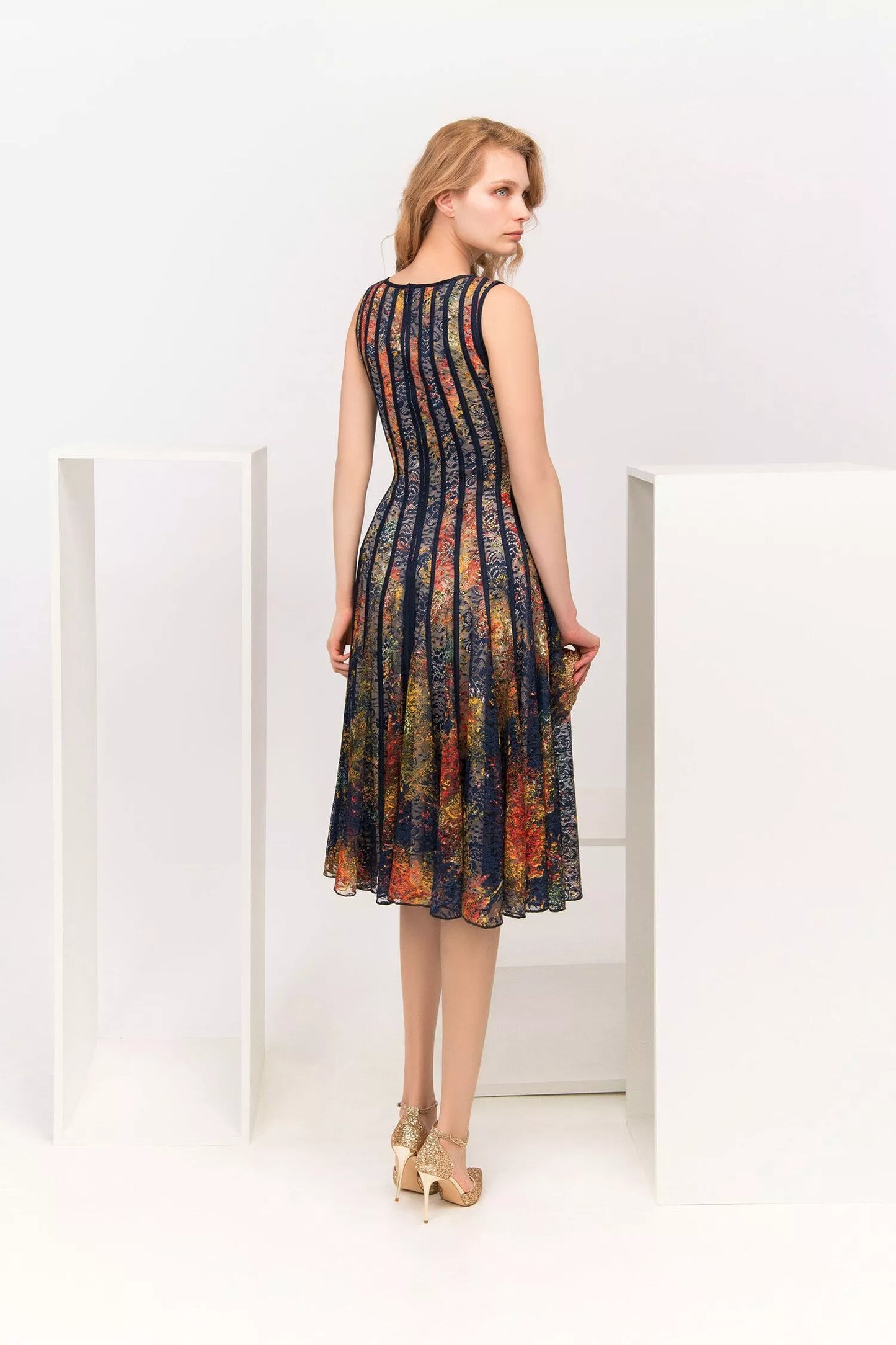 Abito dallo Stile Unico: Glamour ed Eleganza Floreale