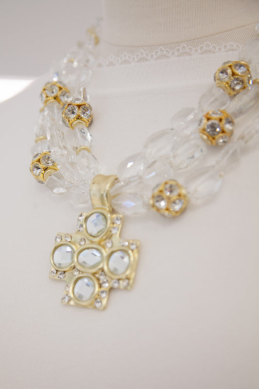Collana Teria Yabar "Croce Luminosa" con Cristalli Trasparenti e Dettagli Dorati