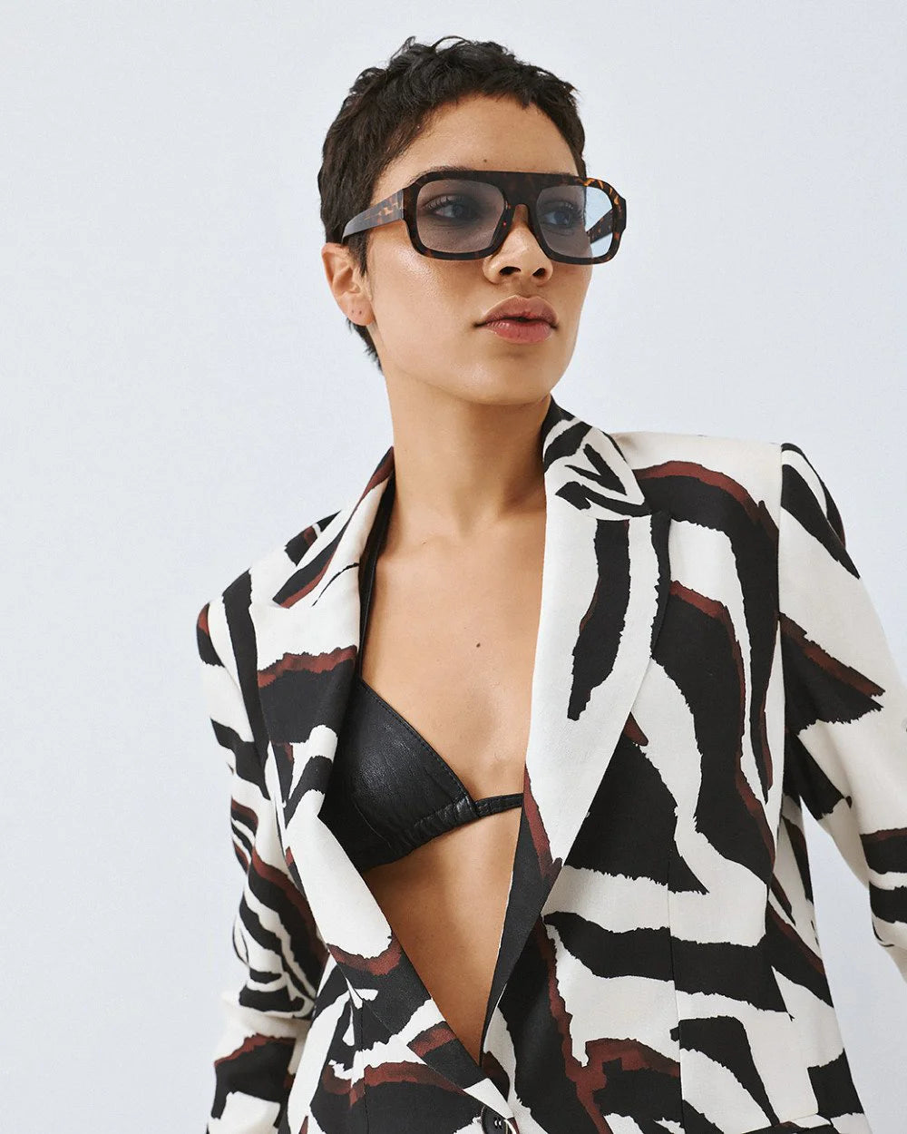 Blazer Strutturato "Zebra Art" – Silhouette con Spalline e Revers a Lancia