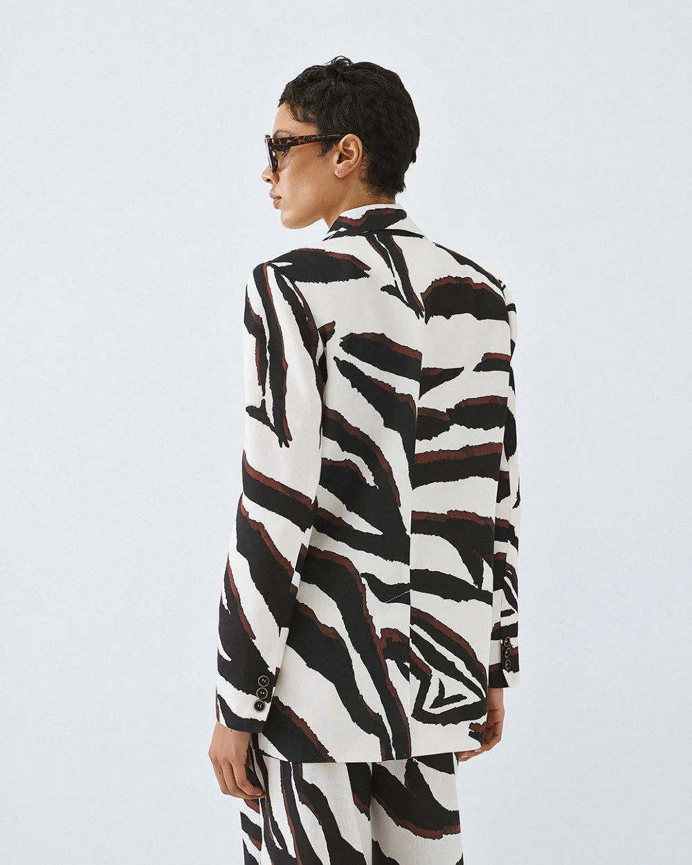 Blazer Strutturato "Zebra Art" – Silhouette con Spalline e Revers a Lancia