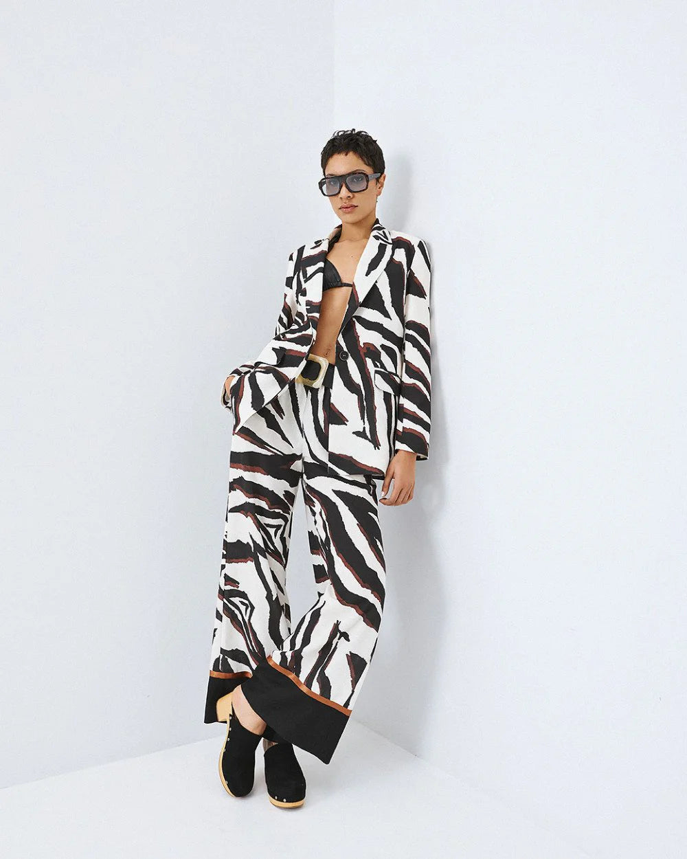 Blazer Strutturato "Zebra Art" – Silhouette con Spalline e Revers a Lancia