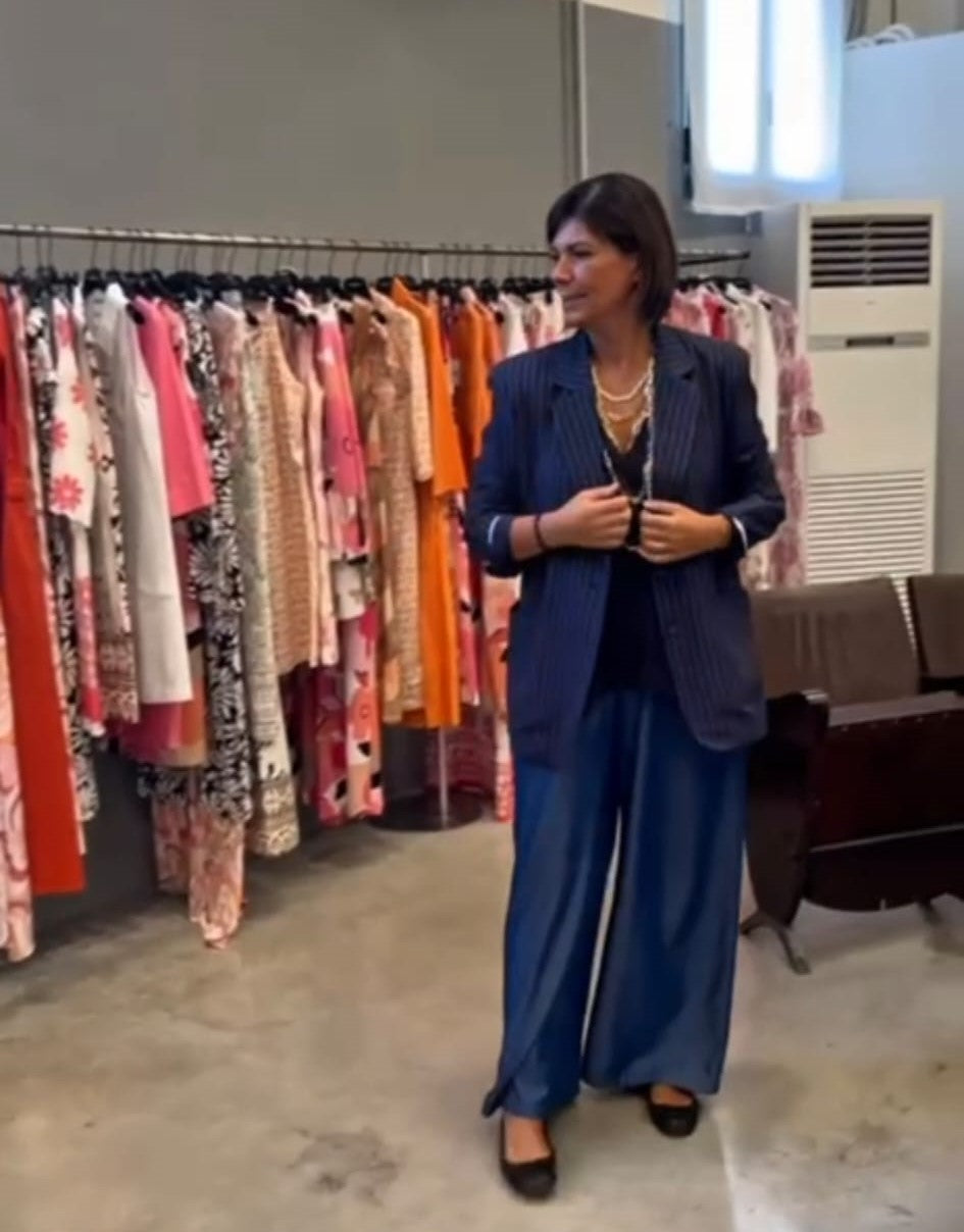 Giacca a Blazer Strutturato a Righe – Silhouette con Revers a Lancia e Tasche Applicate