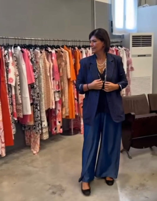 Giacca a Blazer Strutturato a Righe – Silhouette con Revers a Lancia e Tasche Applicate