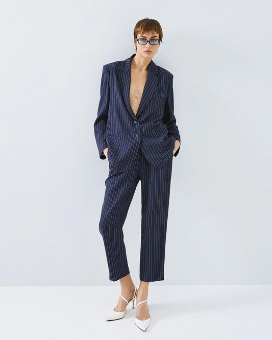 Giacca a Blazer Strutturato a Righe – Silhouette con Revers a Lancia e Tasche Applicate