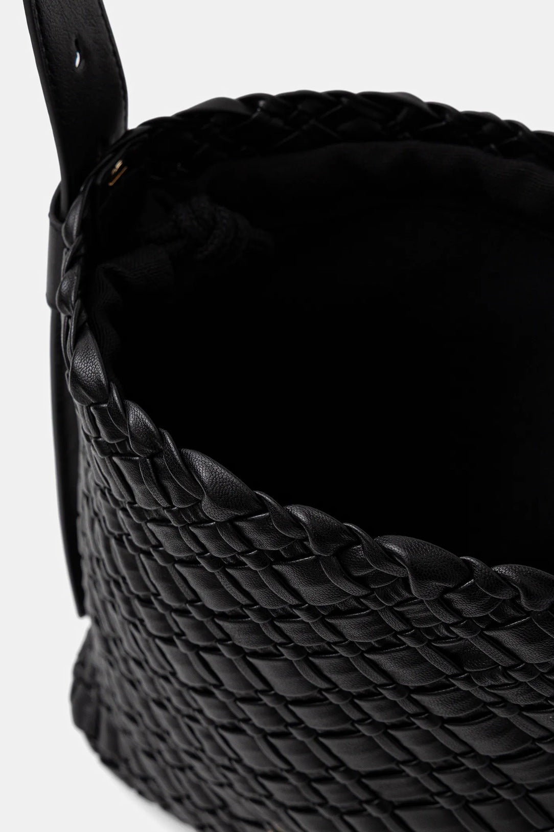 Borsa Piccola a Secchiello in Pelle Vegana Intrecciata e Tracolla Regolabile. Cammello o Nera