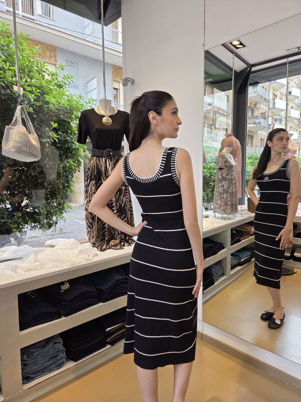 Abito Camelia in Maglia – Chic in Bianco e Nero