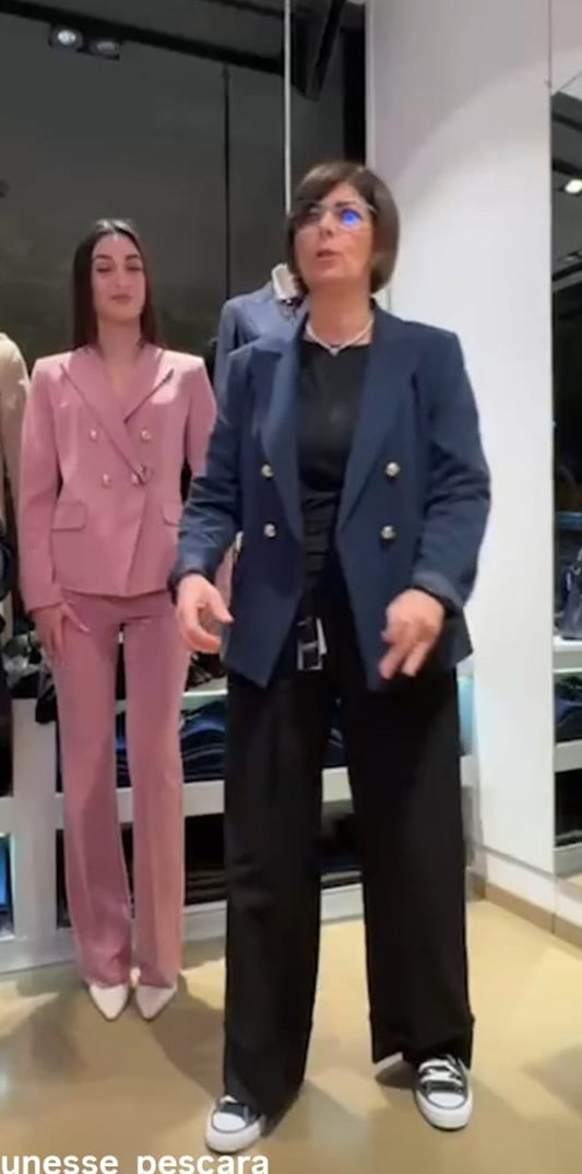 Tailleur pantalone a doppiopetto con bottoni dorati - Rosa e Blu