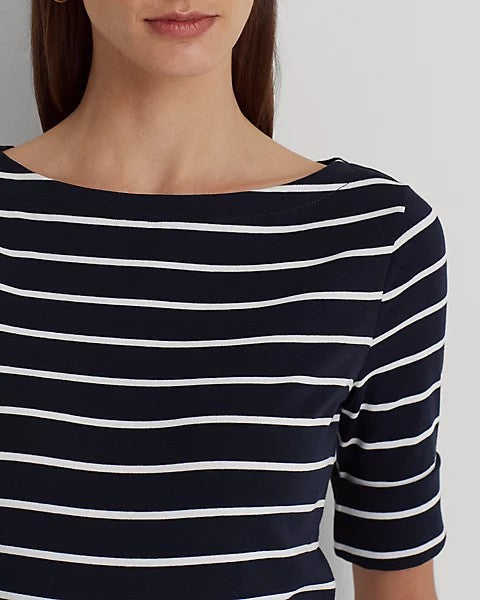 T-shirt blu a righe bianche con maniche a gomito e scollo a barchetta