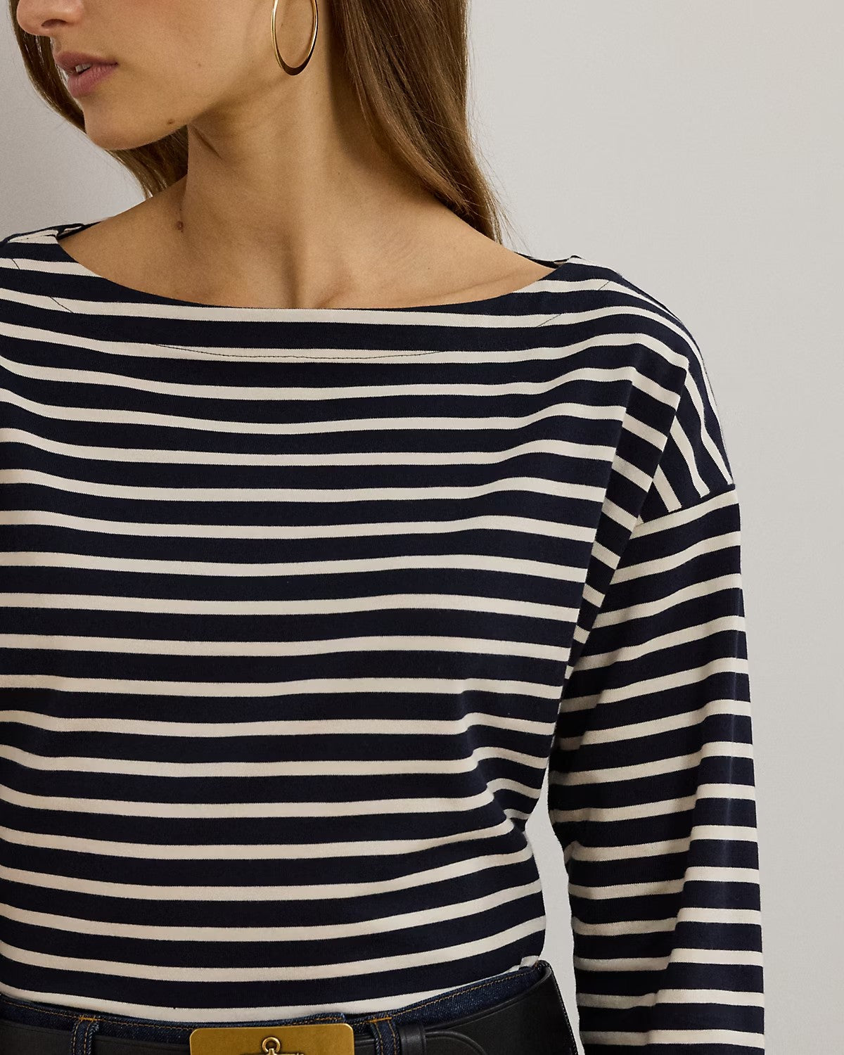 Maglia a righe a maniche lunghe e scollo a barchetta