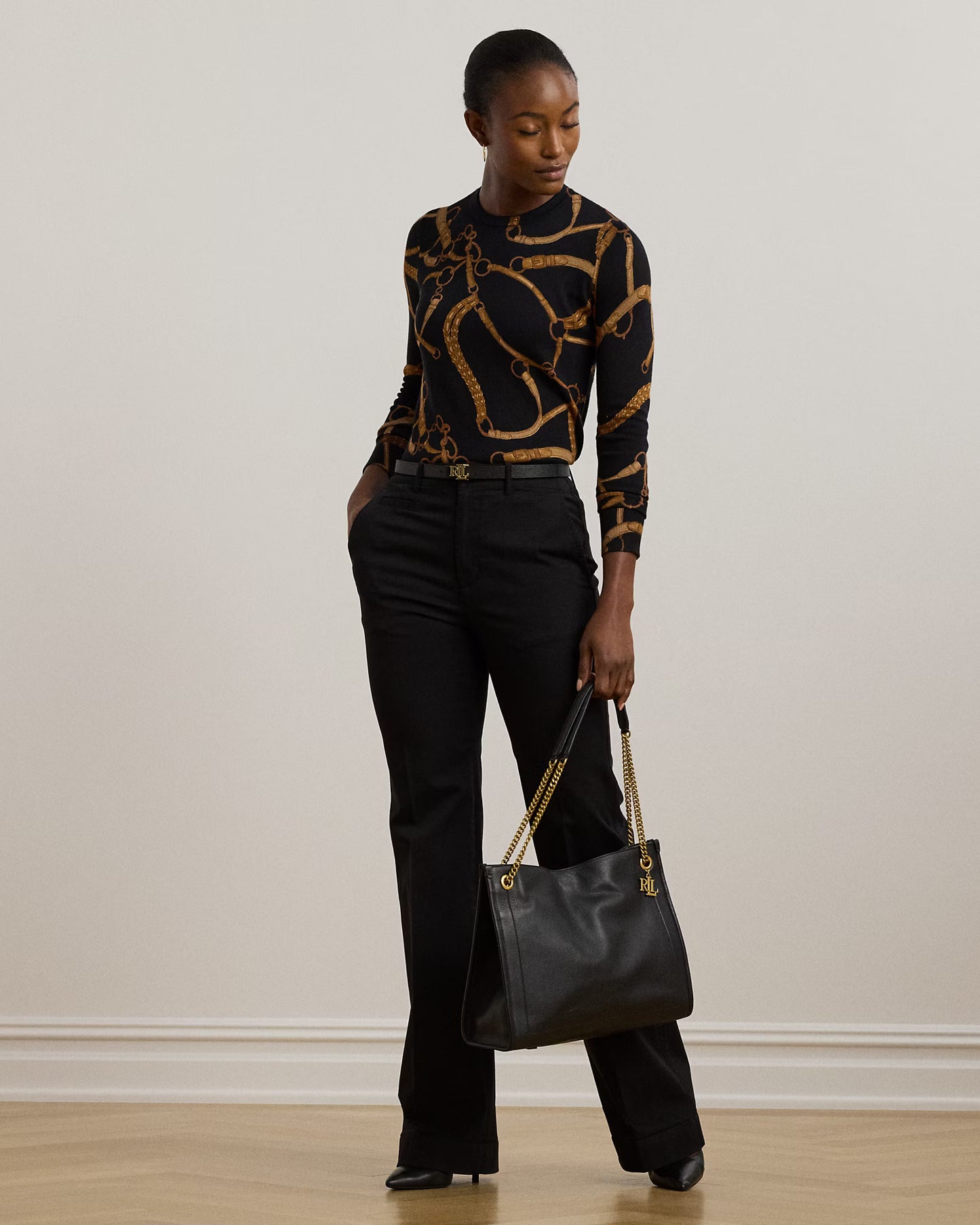 Maglia a girocollo con stampa cinture su sfondo nero