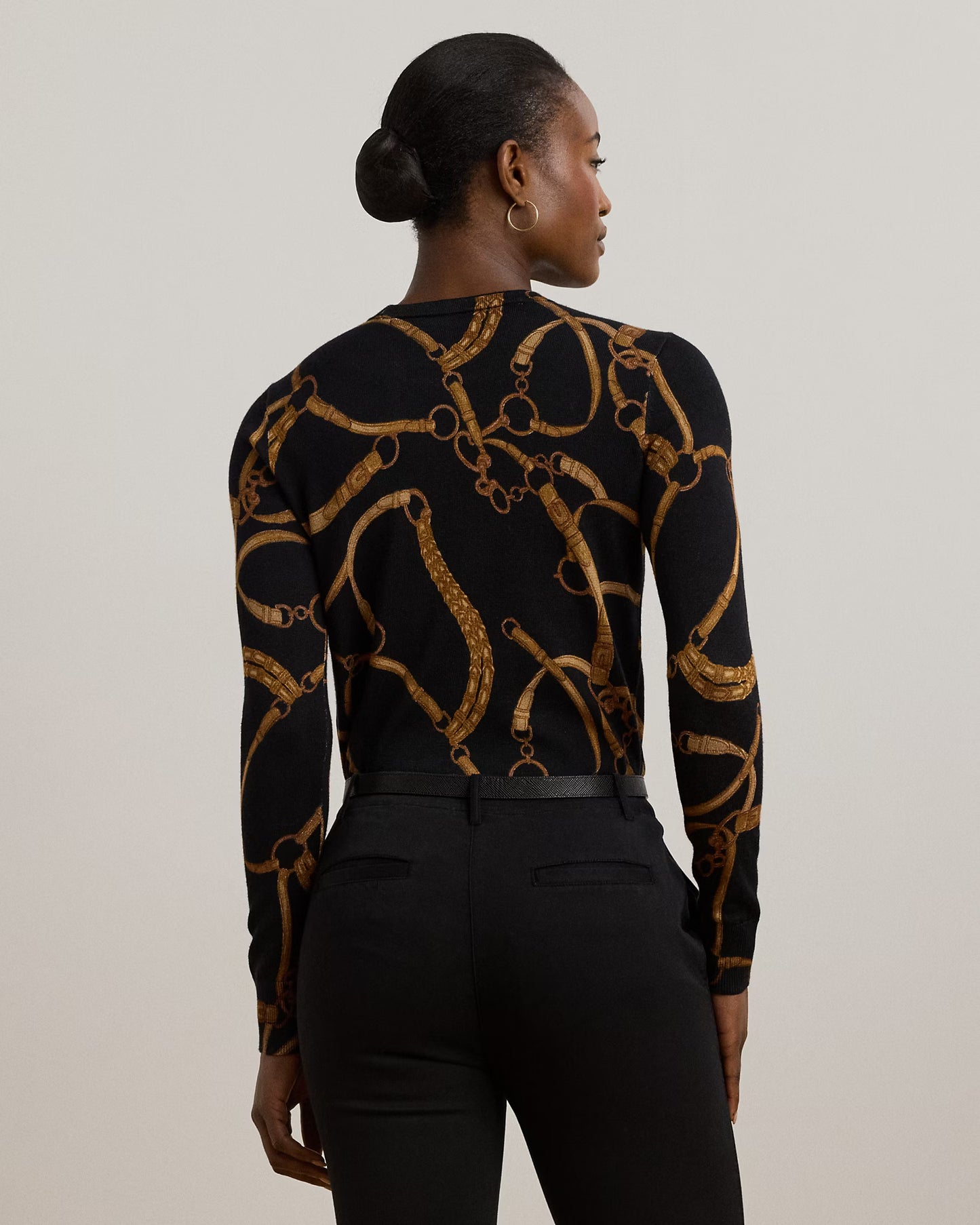 Maglia a girocollo con stampa cinture su sfondo nero