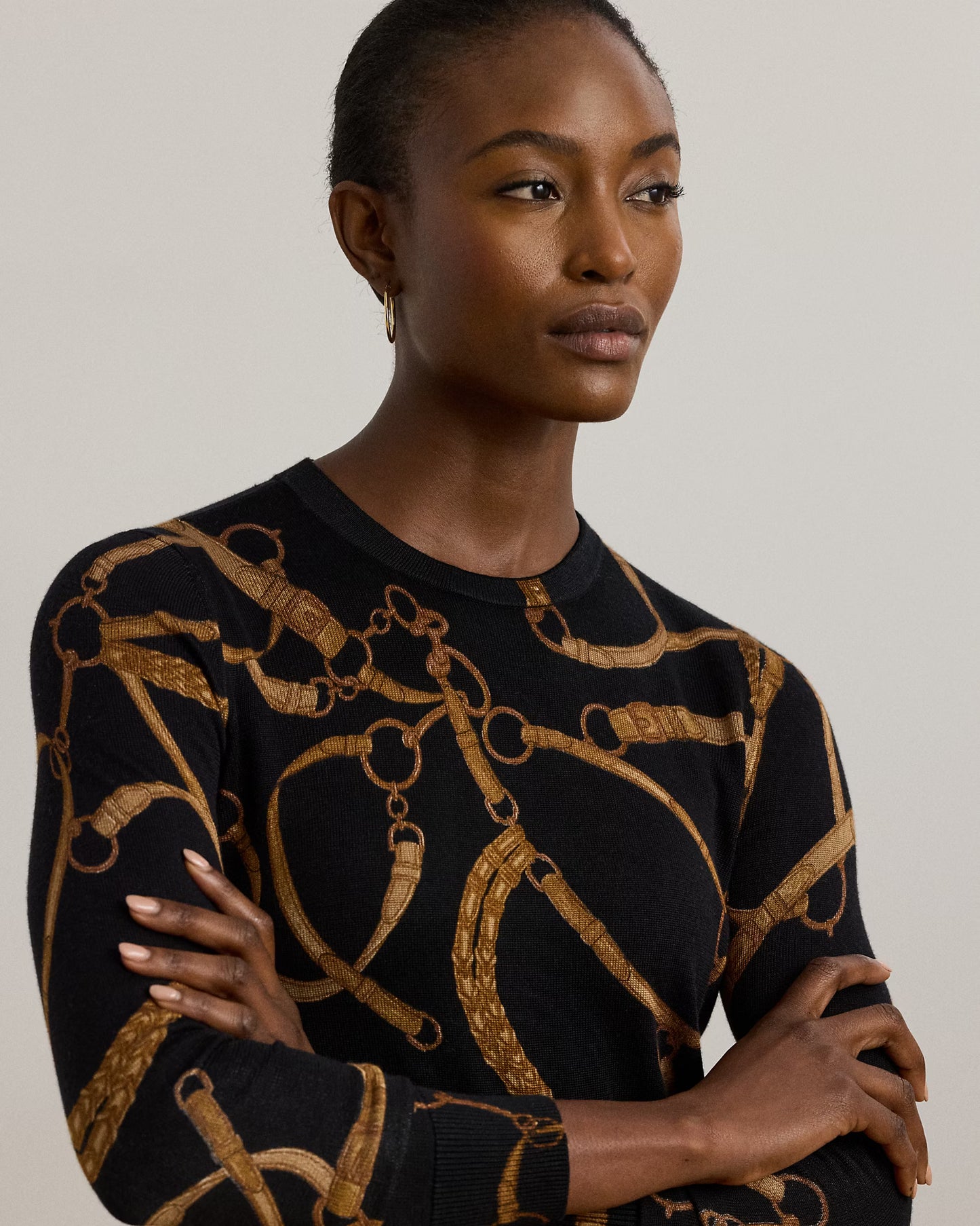 Maglia a girocollo con stampa cinture su sfondo nero